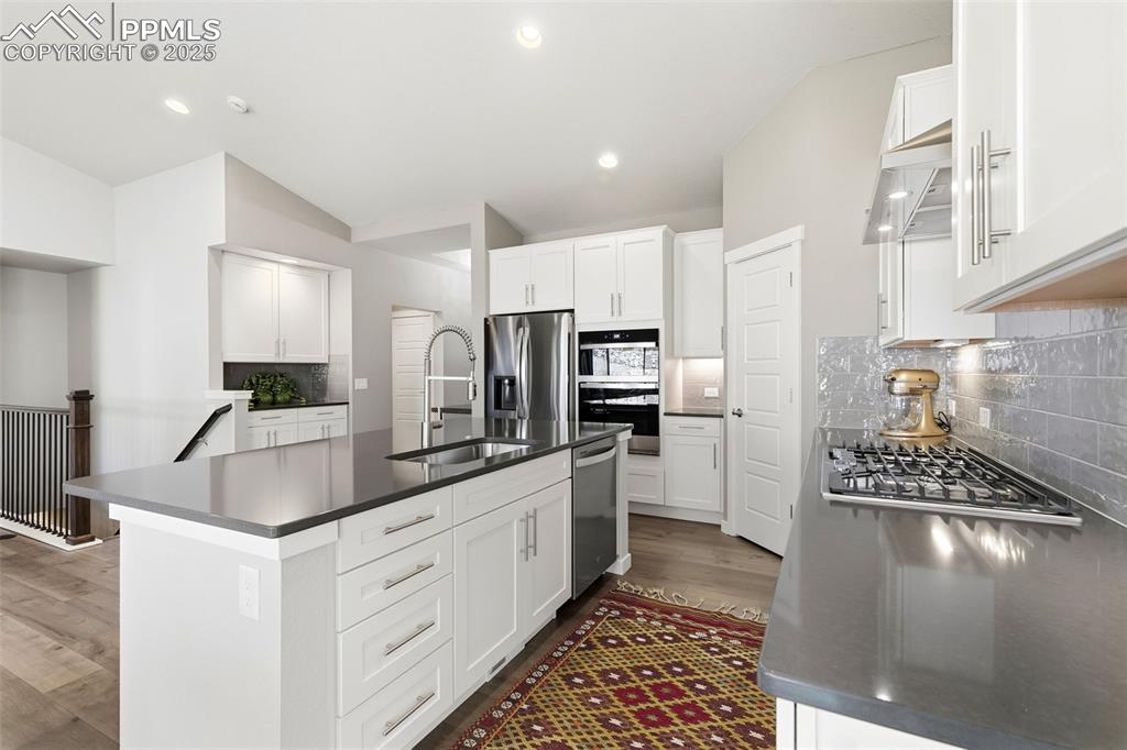 Image 18 of 49: Kitchen