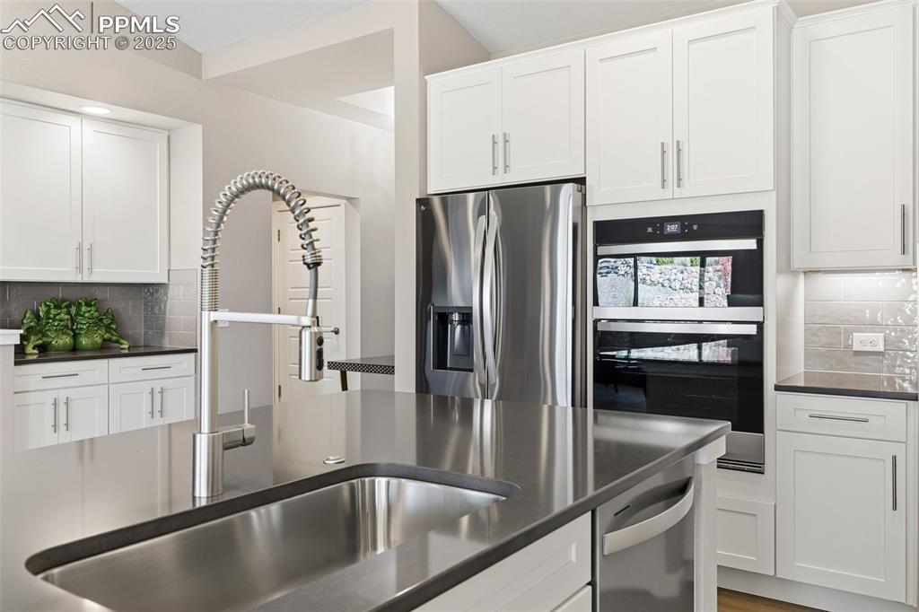 Image 19 of 49: Costal Gray quartz countertops