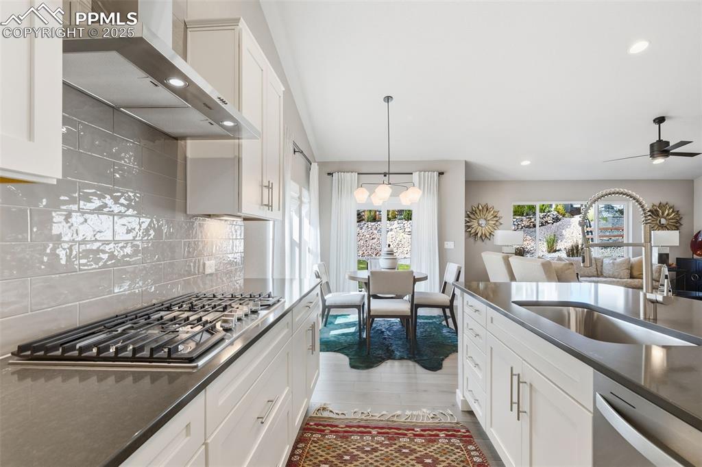 Image 21 of 49: Kitchen