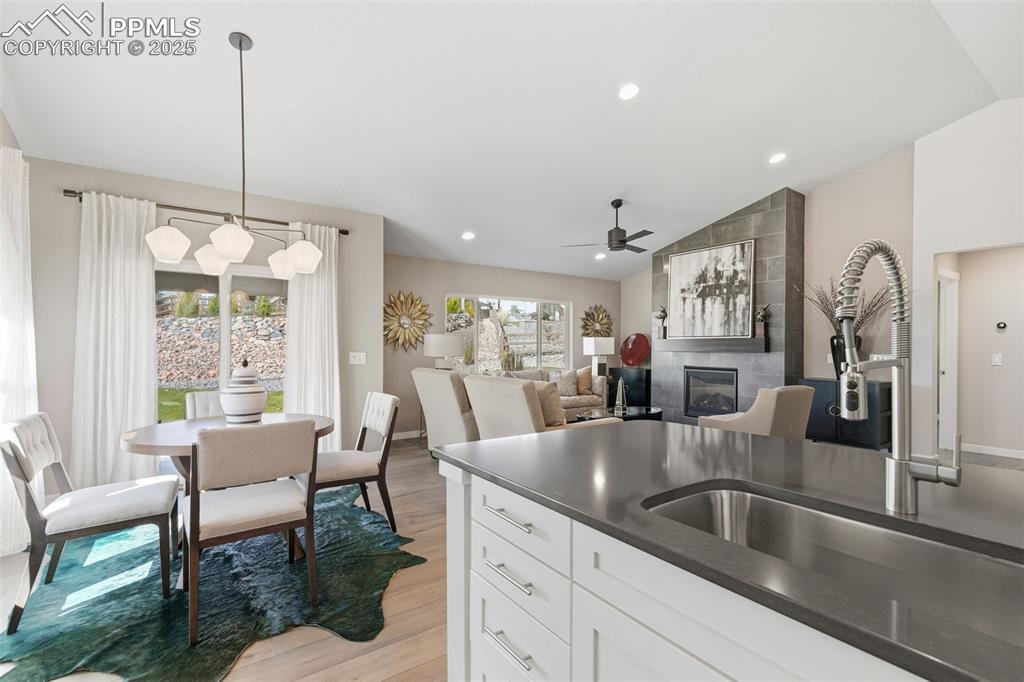 Image 22 of 49: Kitchen