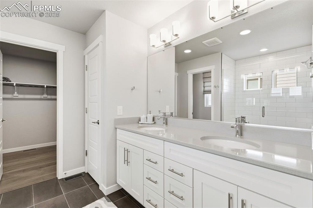 Image 29 of 49: Primary bath with adjoining sinks