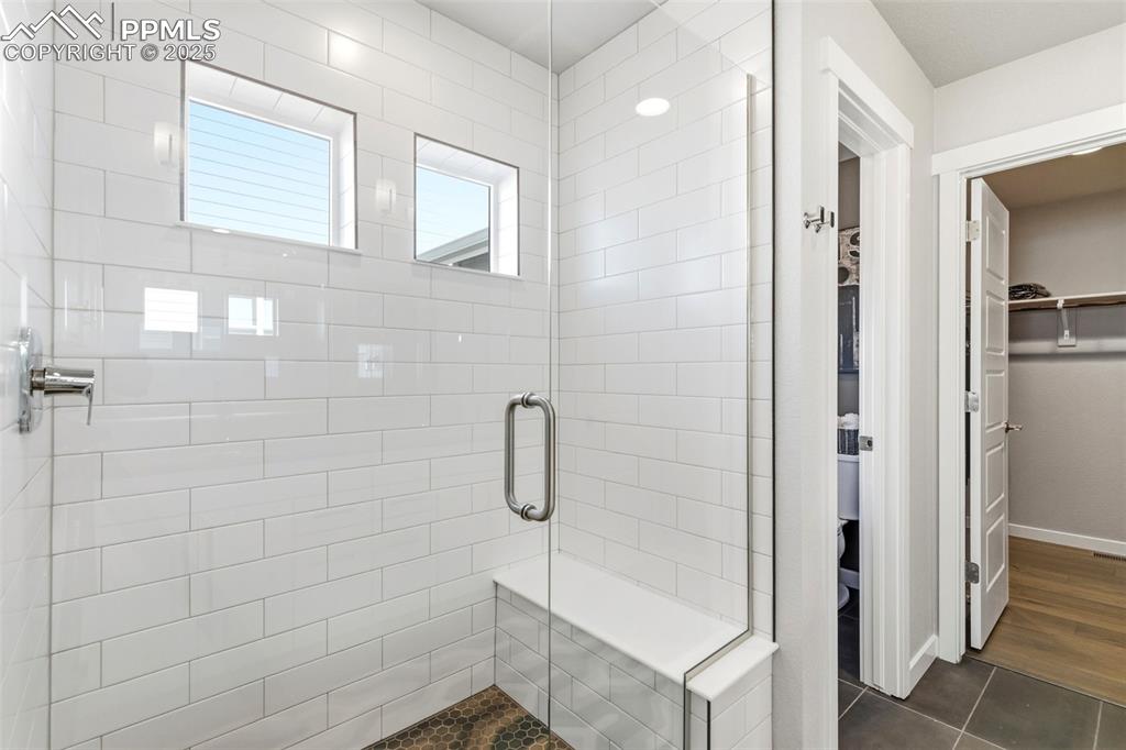 Image 30 of 49: Frameless shower with seat