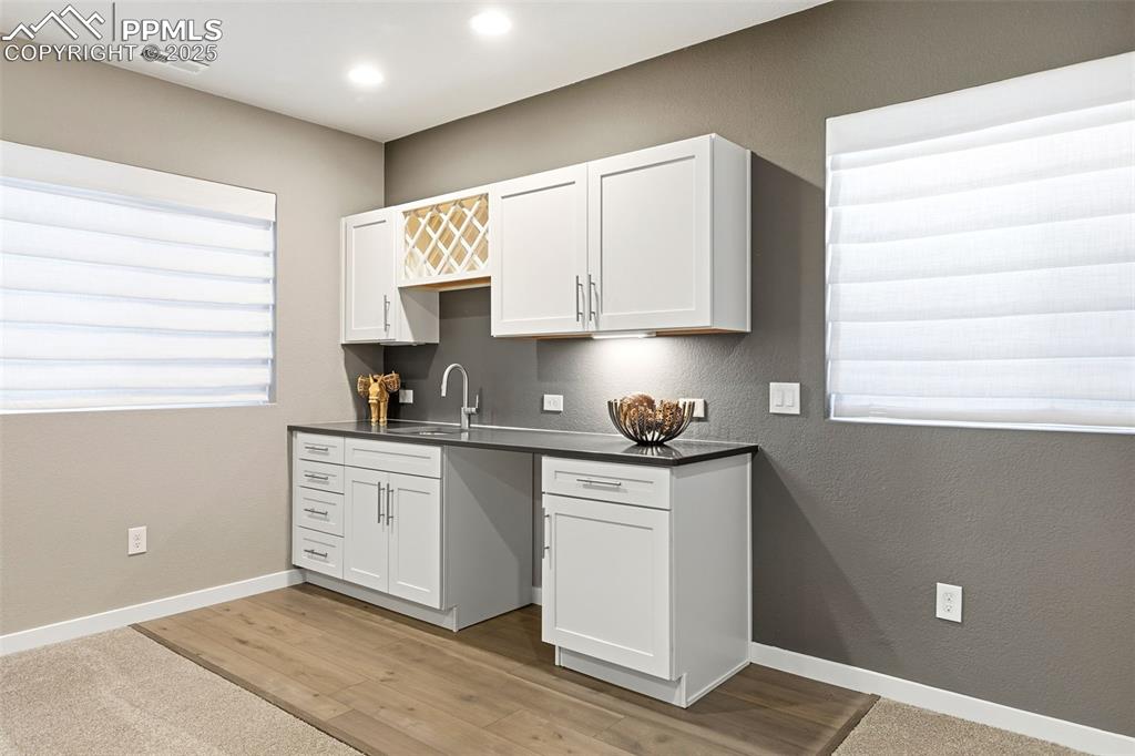 Image 33 of 49: Wet bar for entertaining