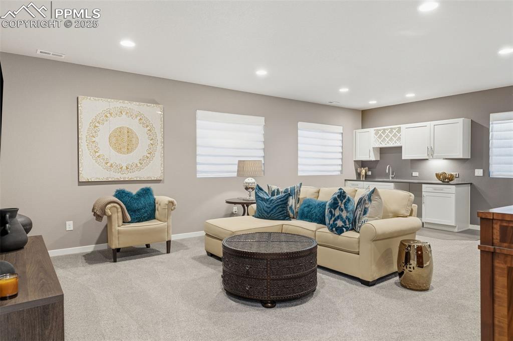 Image 34 of 49: 9 ft ceilings