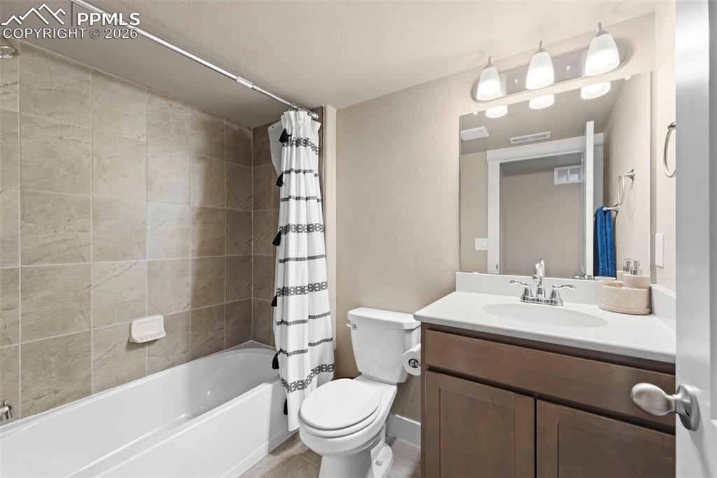 Image 36 of 43: Bathroom