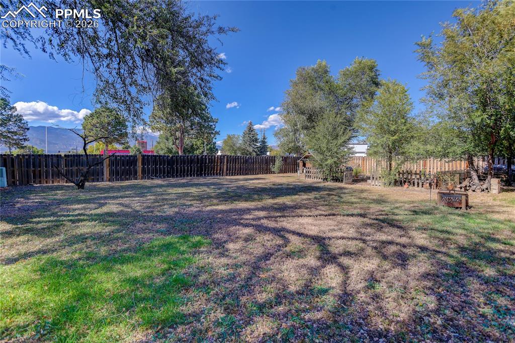 Image 18 of 21: Fully fenced, spacious yard