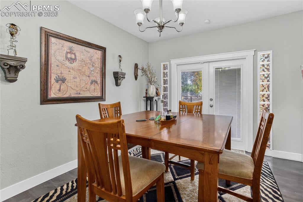 Image 4 of 21: Dining room