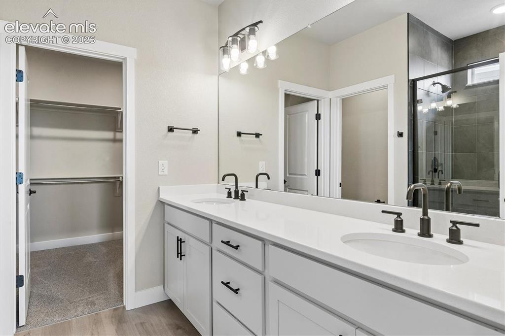 Image 14 of 22: Bathroom