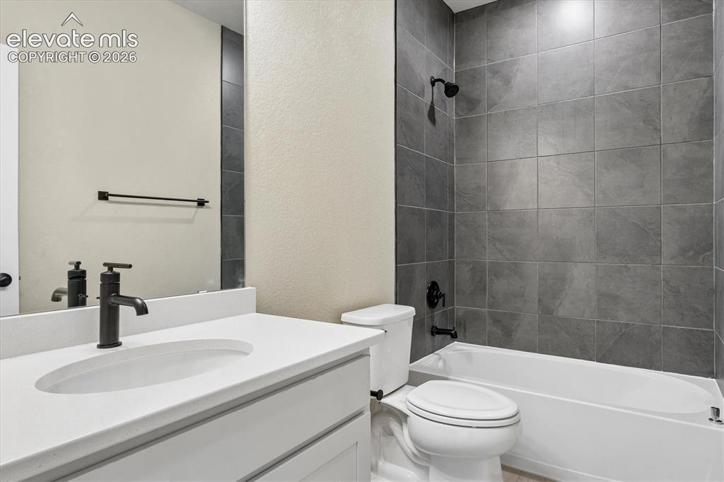 Image 18 of 22: Bathroom