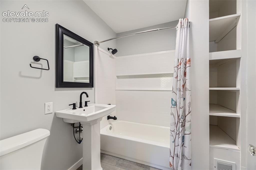 Image 14 of 31: Bathroom