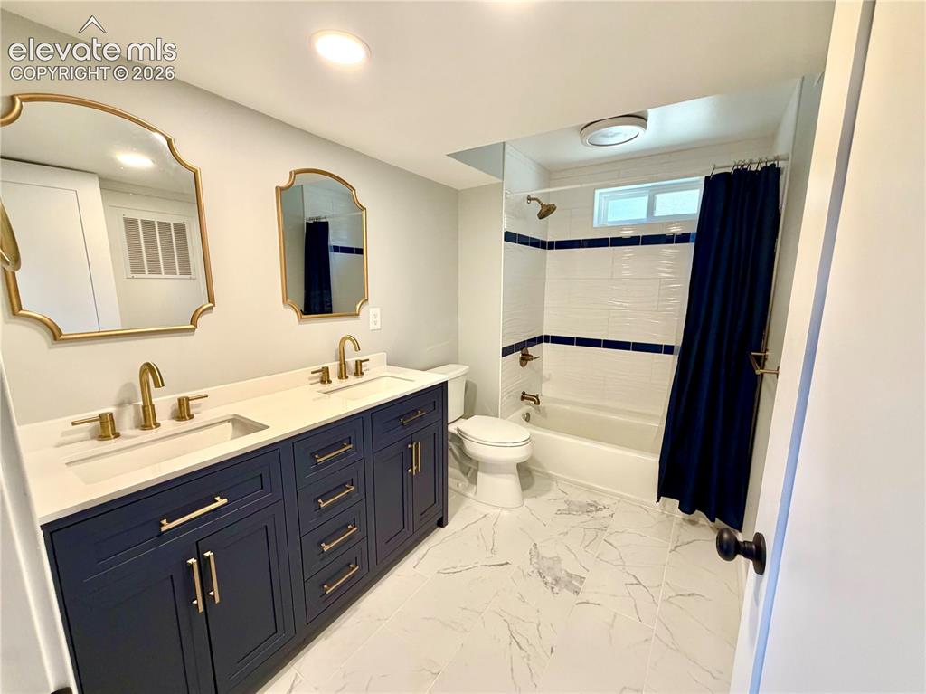 Image 19 of 31: Bathroom