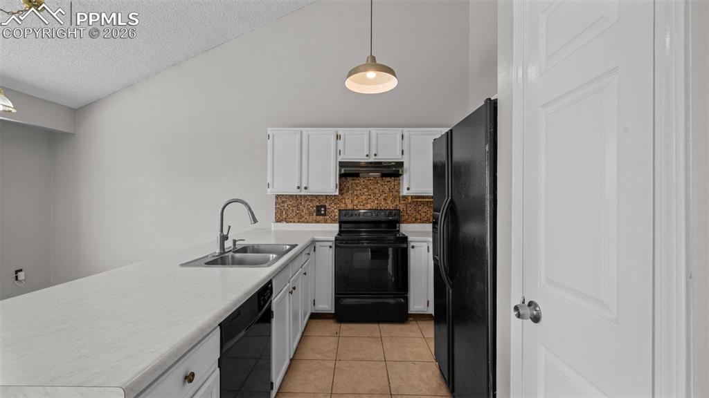 Image 10 of 35: Kitchen