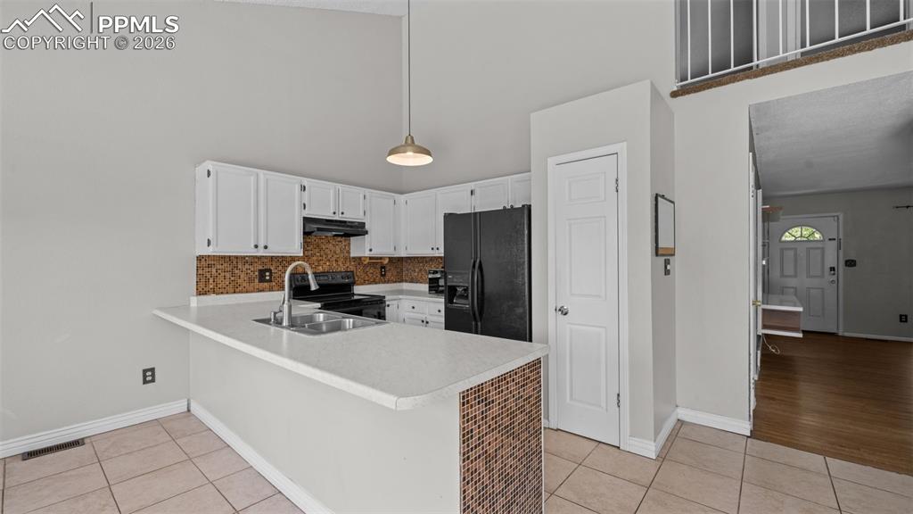 Image 12 of 35: Kitchen