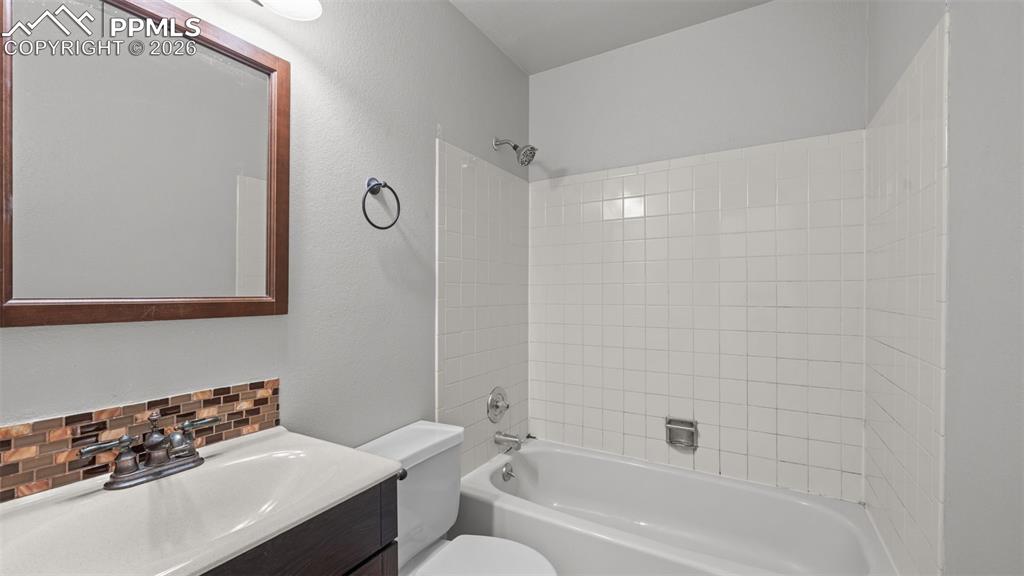 Image 18 of 35: Bathroom