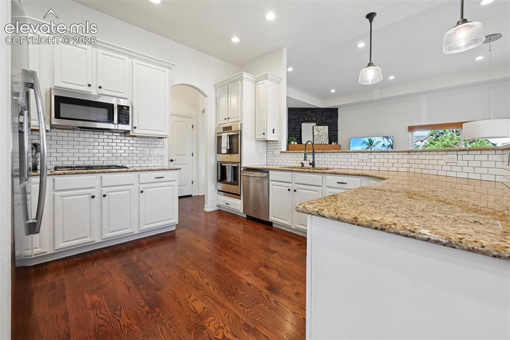 Image 10 of 50: Kitchen