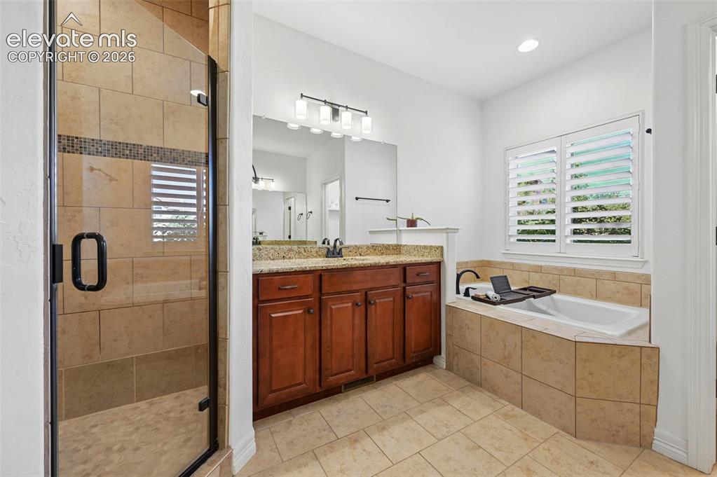 Image 19 of 50: Bathroom