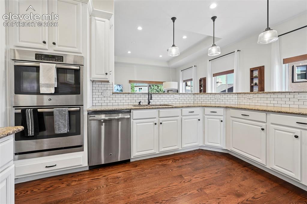 Image 9 of 50: Kitchen
