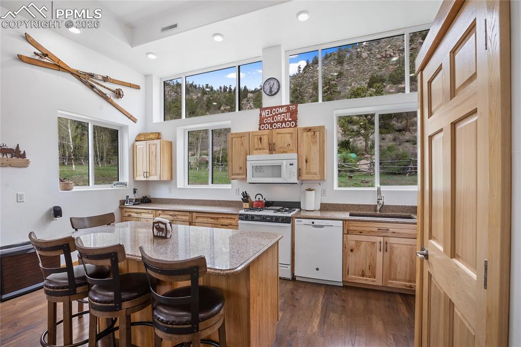 Image 17 of 33: Hickory cabinets, gas stove, even a breakfast bar.