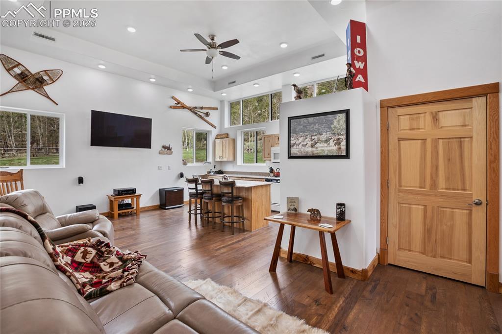 Image 18 of 33: Cozy yet spacious. Just perfect.