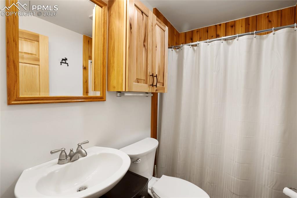 Image 24 of 33: Full bathroom