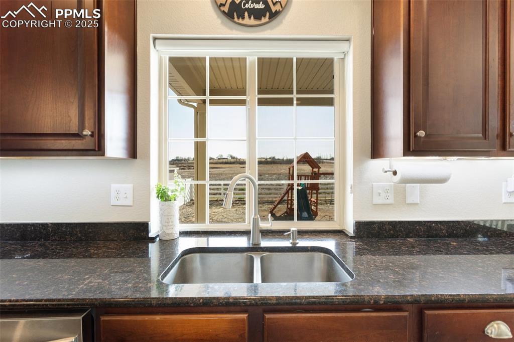 Image 14 of 44: Kitchen