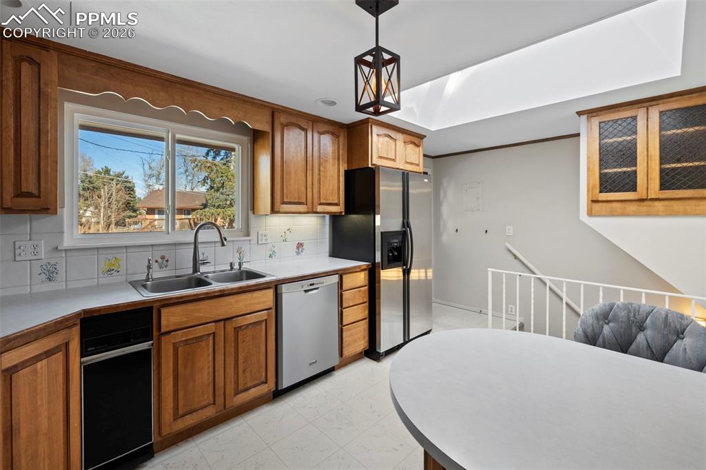 Image 11 of 40: Kitchen