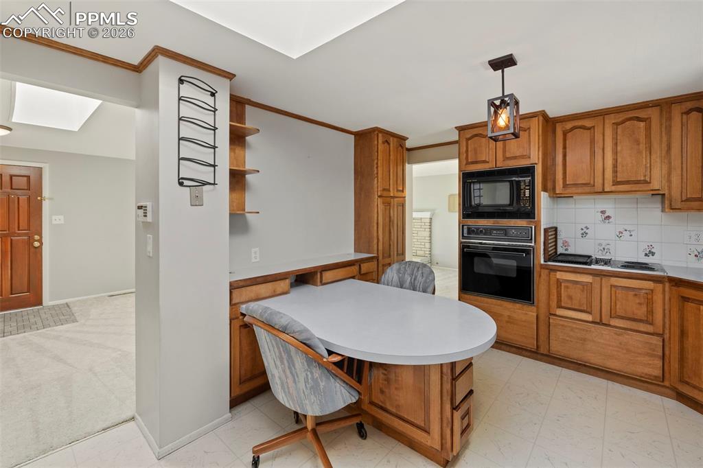 Image 14 of 40: Kitchen