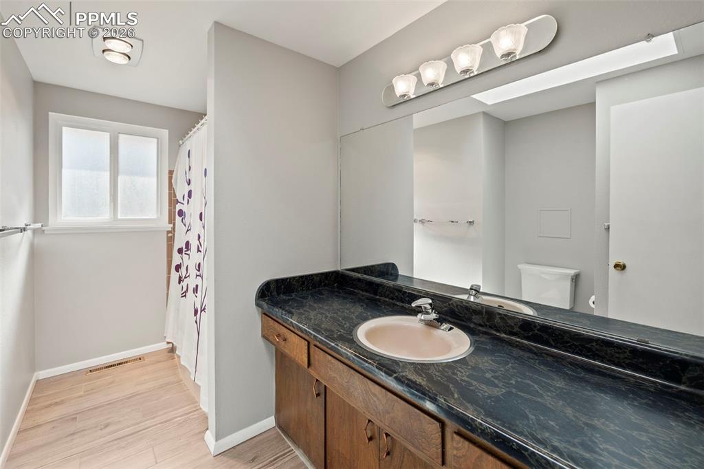 Image 25 of 40: Bathroom