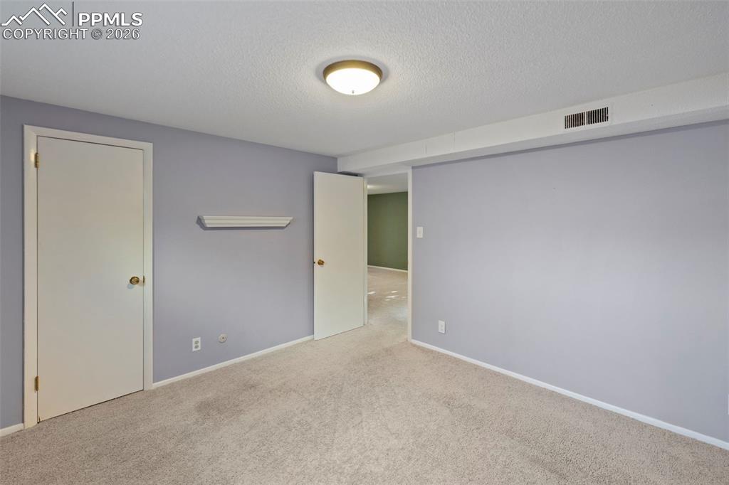 Image 32 of 40: Bedroom