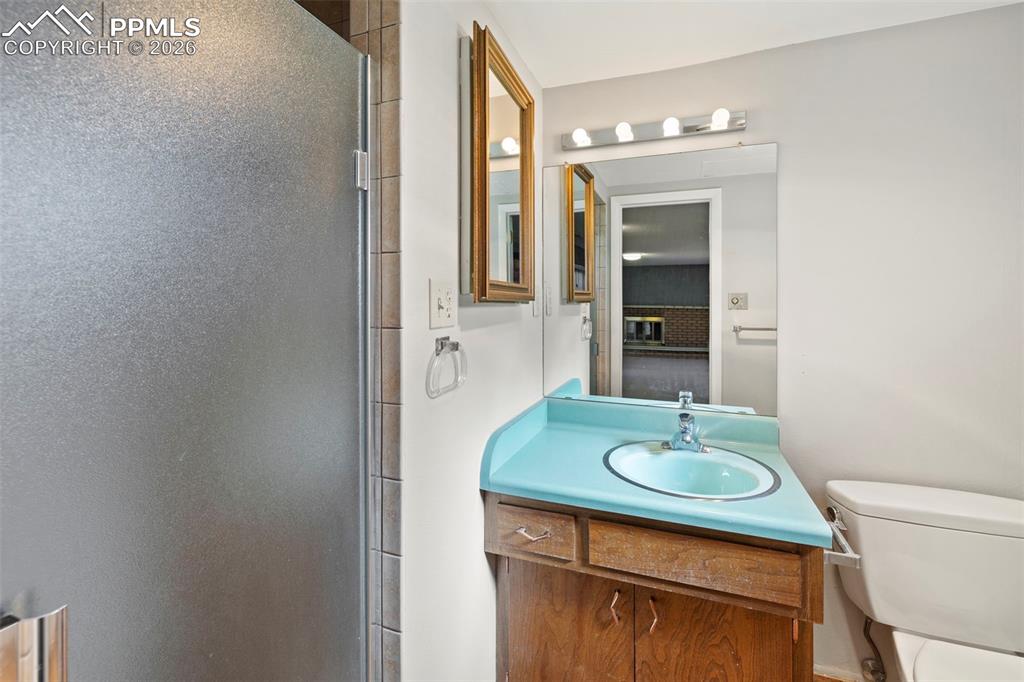 Image 33 of 40: Bathroom