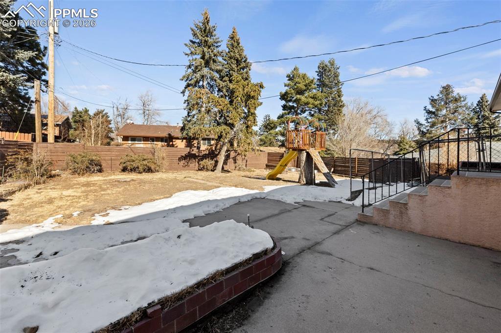 Image 38 of 40: Yard