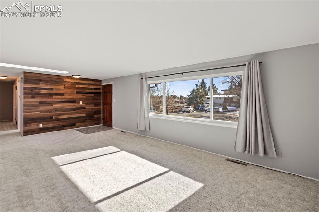 Image 5 of 40: Living Room