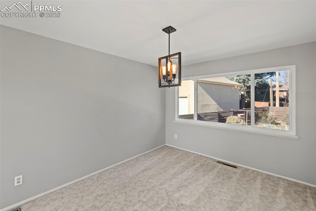 Image 8 of 40: Dining Area