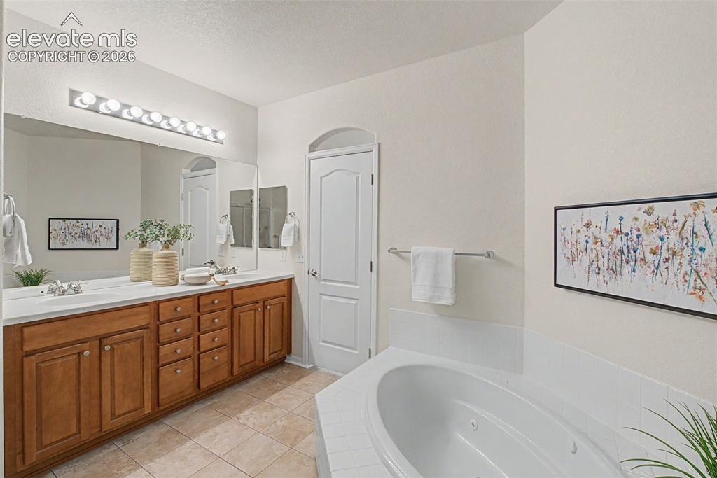 Image 20 of 41: Bathroom