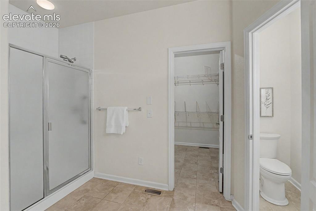 Image 21 of 41: Bathroom