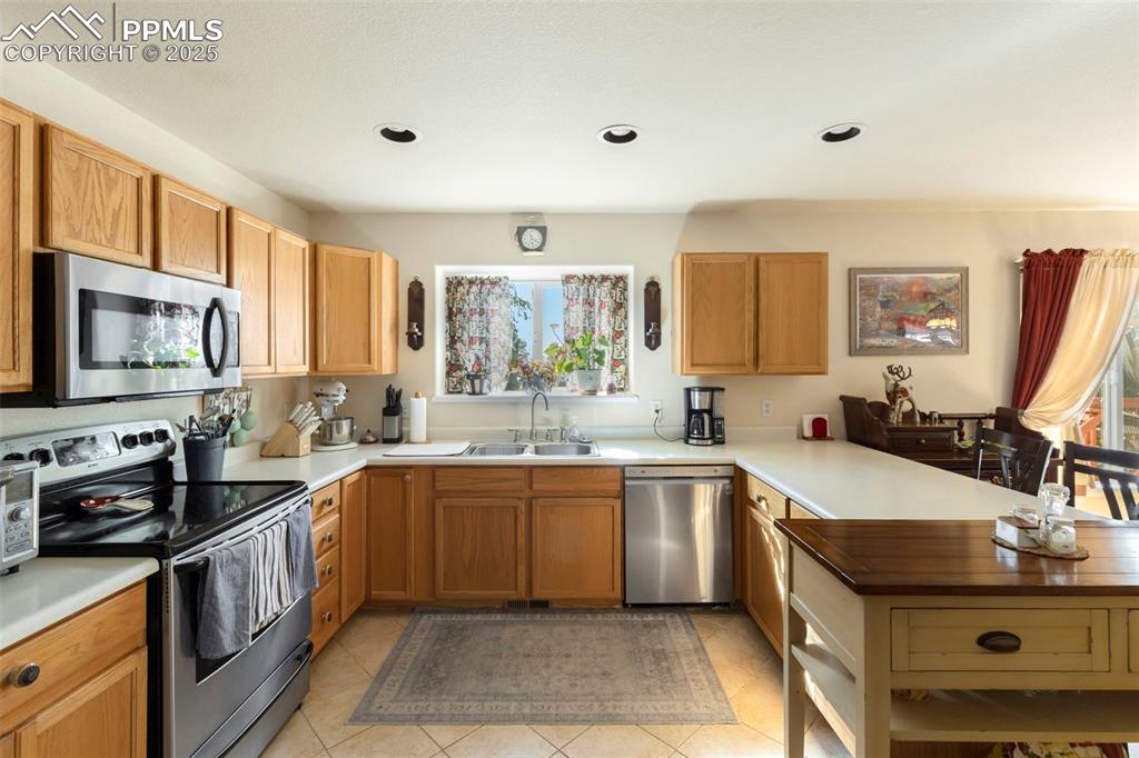 Image 10 of 35: Kitchen