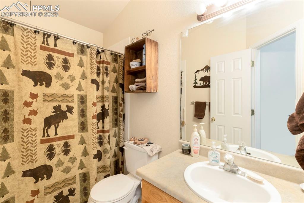 Image 19 of 35: Bathroom