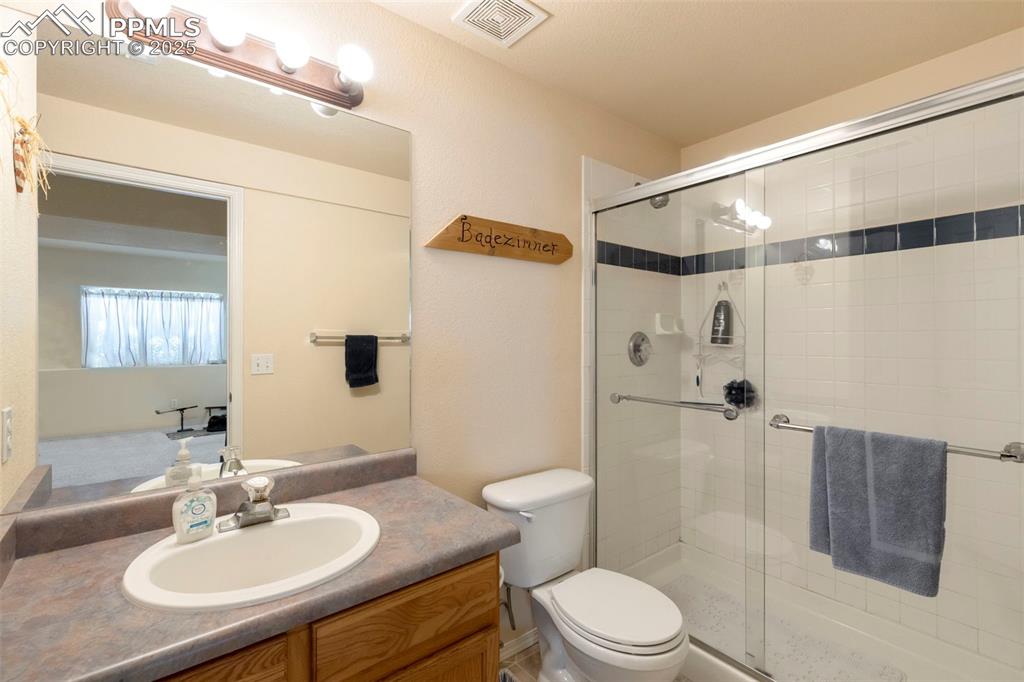 Image 23 of 35: Bathroom