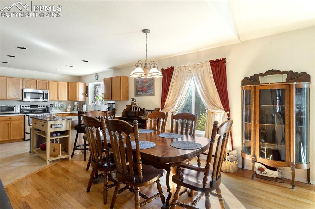 Image 8 of 35: Dining Area