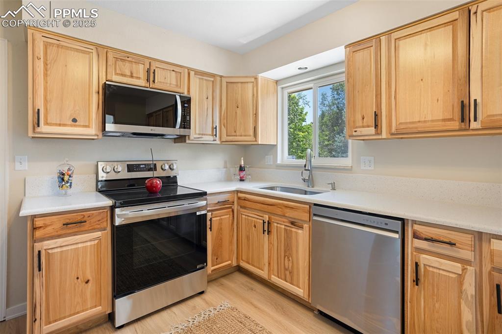 Image 10 of 32: Kitchen