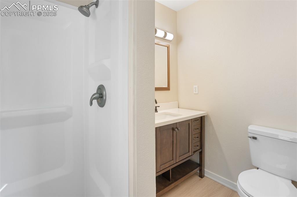 Image 19 of 32: Bathroom