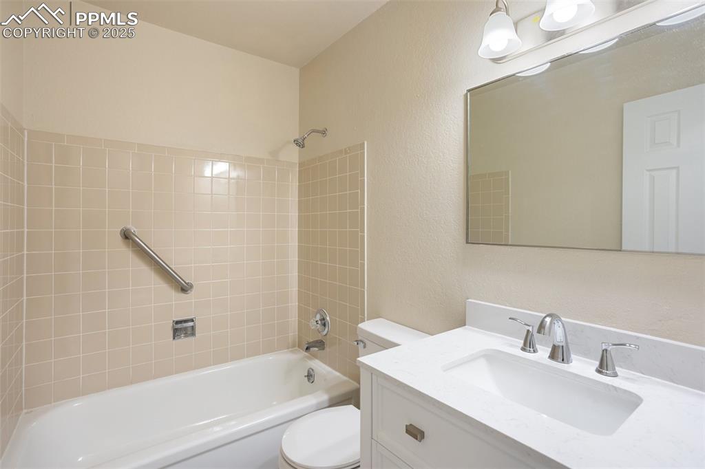 Image 26 of 32: Bathroom
