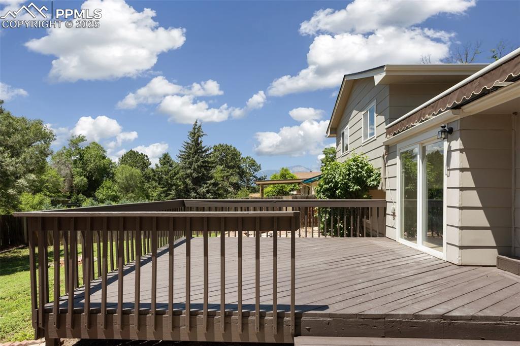 Image 27 of 32: Deck