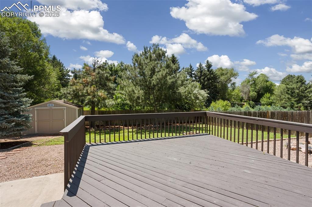 Image 28 of 32: Deck