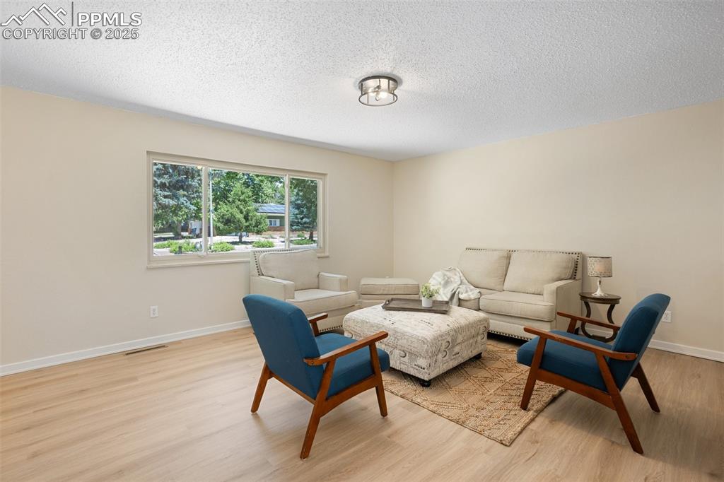 Image 7 of 32: Living Room