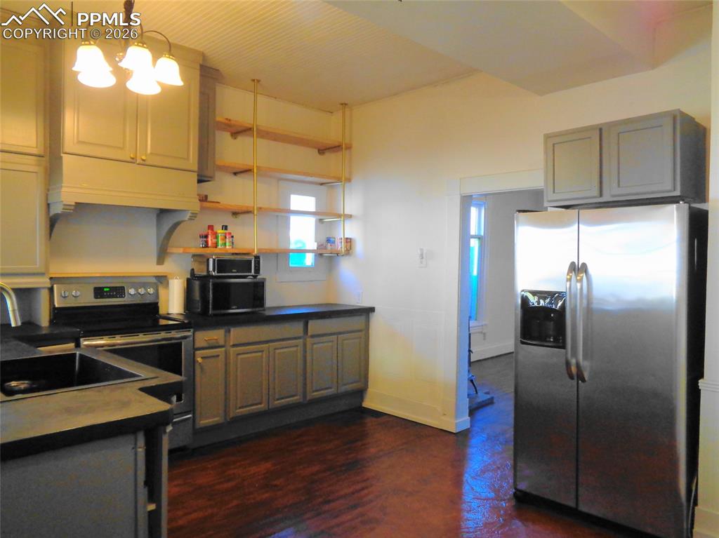 Image 11 of 29: Kitchen