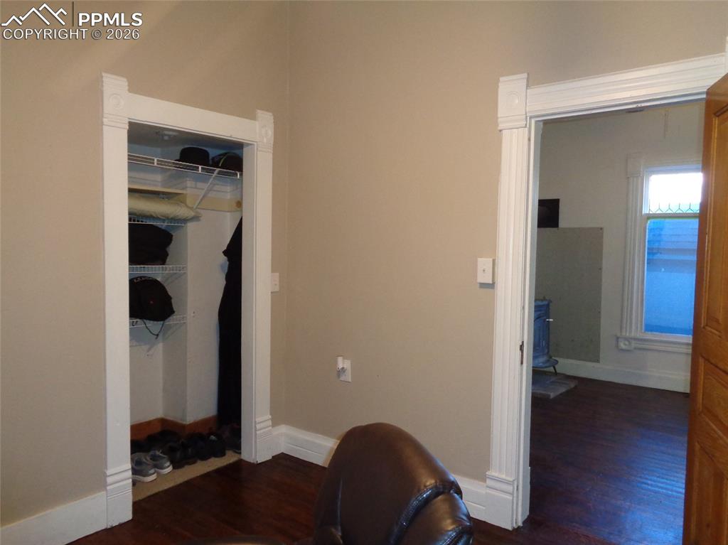 Image 16 of 29: Office