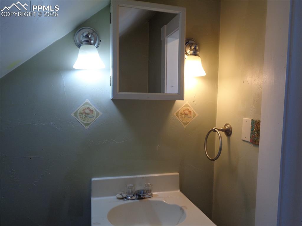 Image 28 of 29: Bathroom