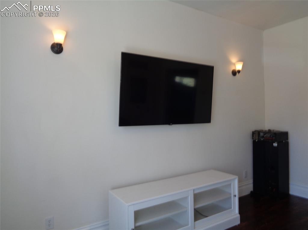 Image 4 of 29: Living Room