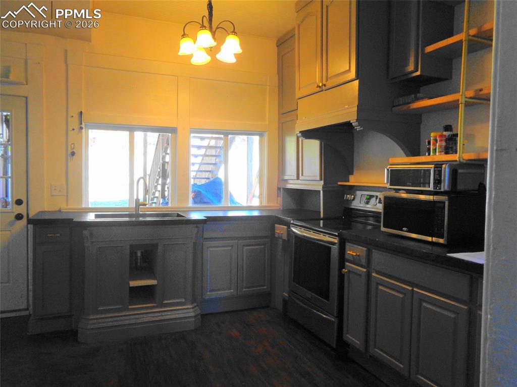 Image 8 of 29: Kitchen